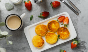 Сырники на завтрак с клубникой и кофе