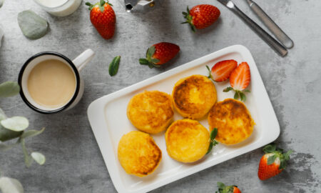 Сырники на завтрак с клубникой и кофе