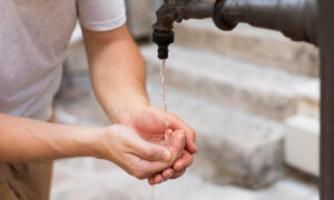 Старинный кран с водой