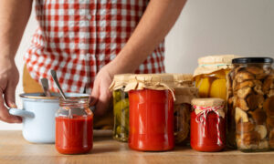 Красный соус в банке