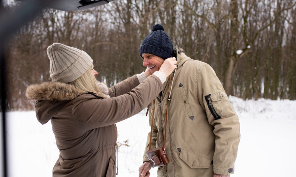 Пожилая пара заботится друг о друге