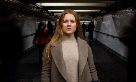 Женщина позирует во время поездки в городском метро