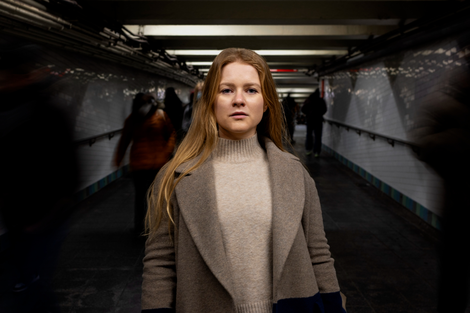 Женщина позирует во время поездки в городском метро