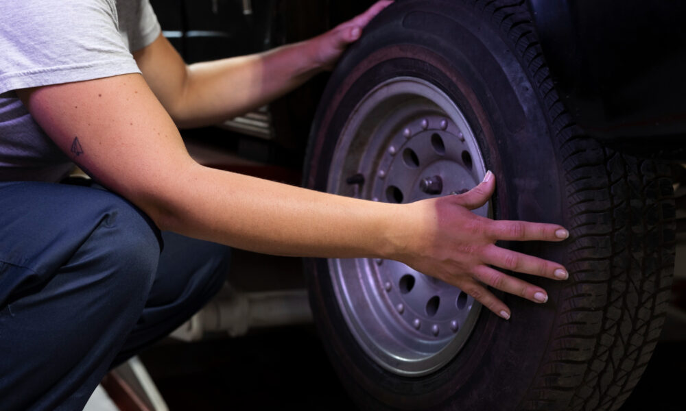 автомастерская, мастер ставит колесо на машину