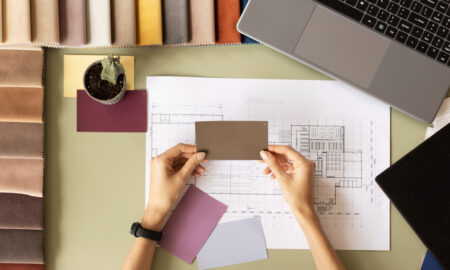 план помещения, кусочек цветных обоев в руках