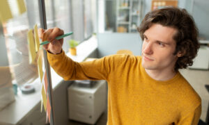 Мужчина делает вычисления у доски