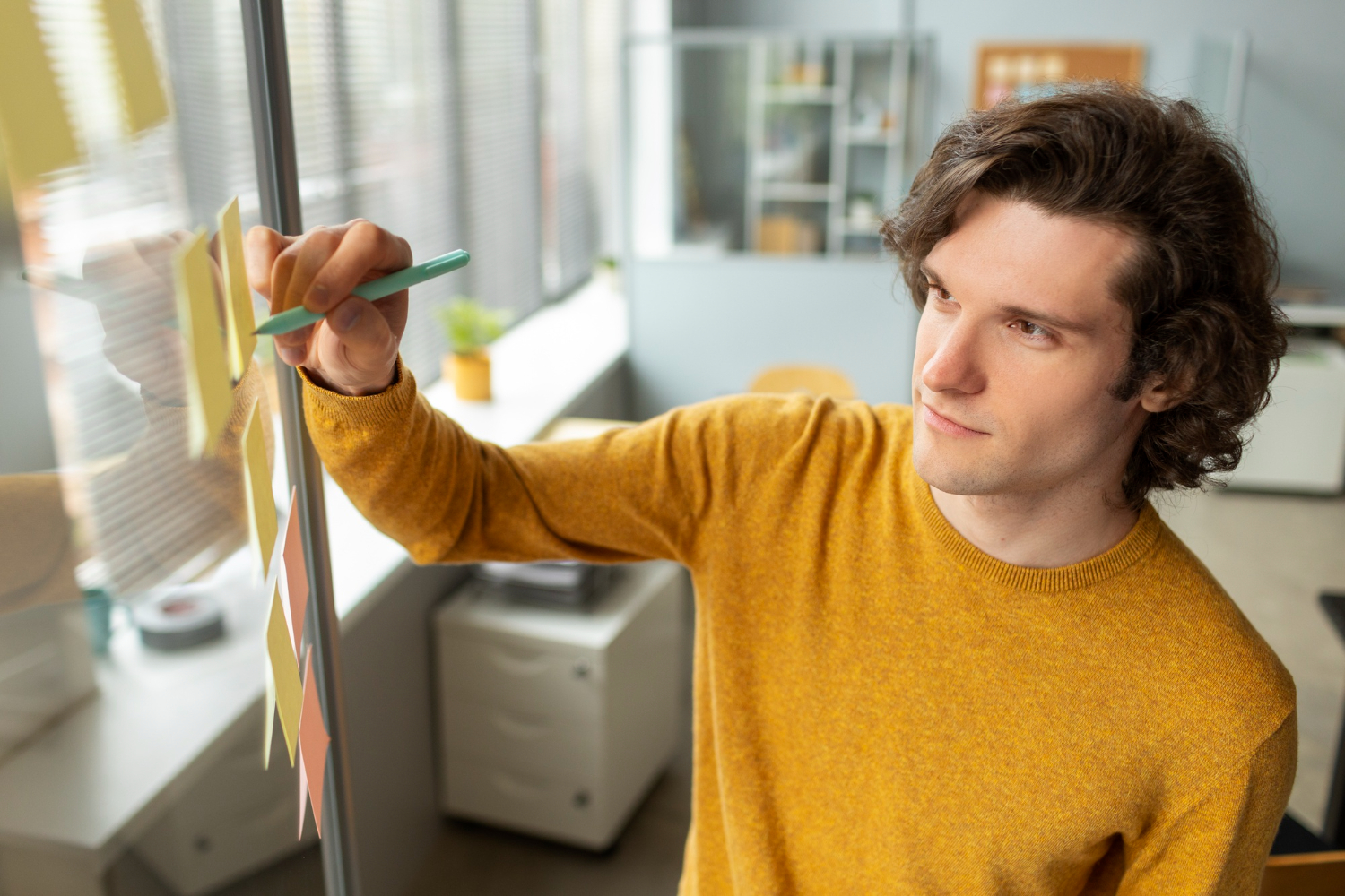 Мужчина делает вычисления у доски