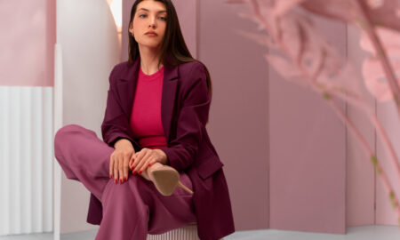 Женщина в туфлях на высоком каблуке и чулках