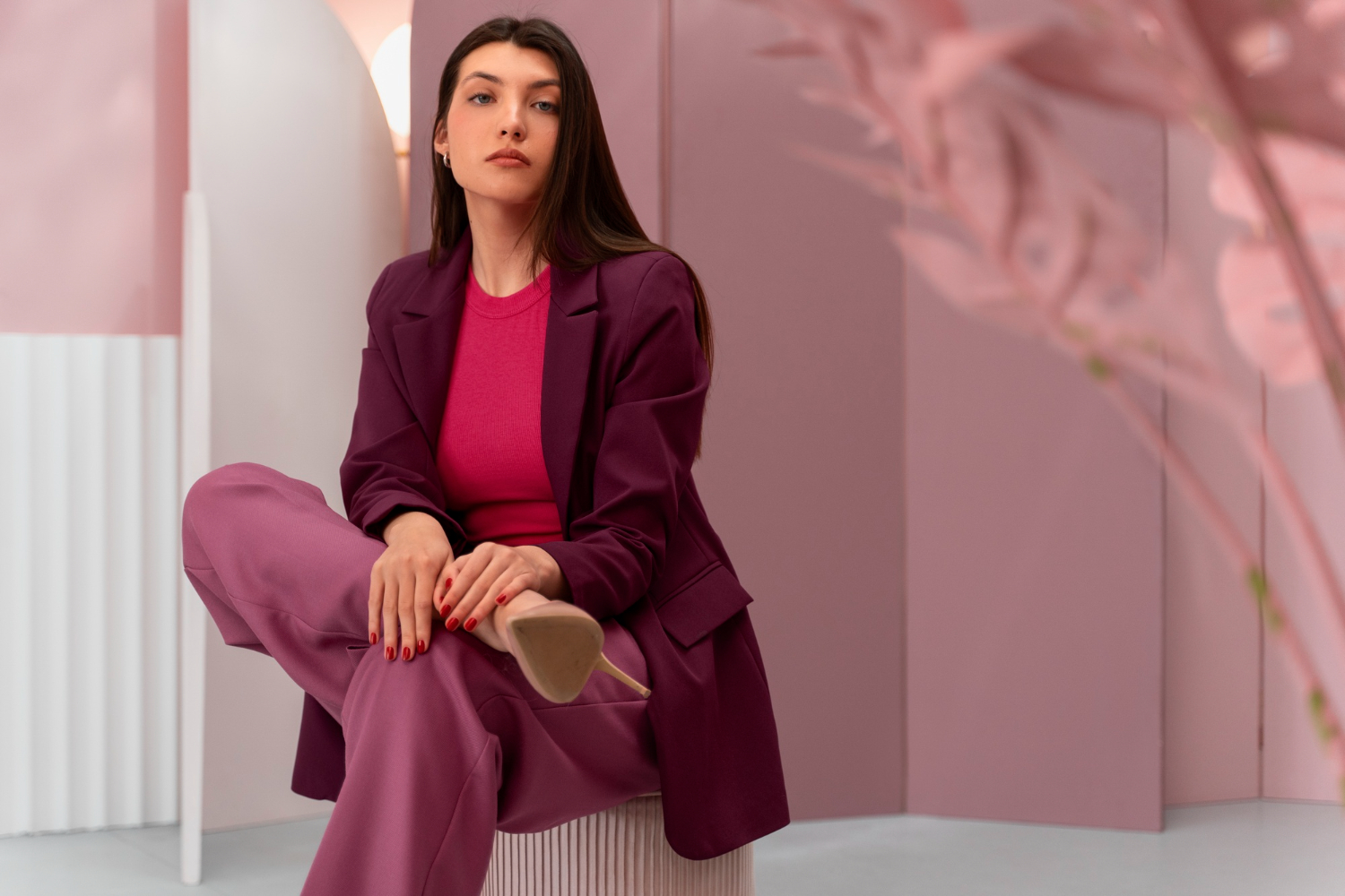 Женщина в туфлях на высоком каблуке и чулках