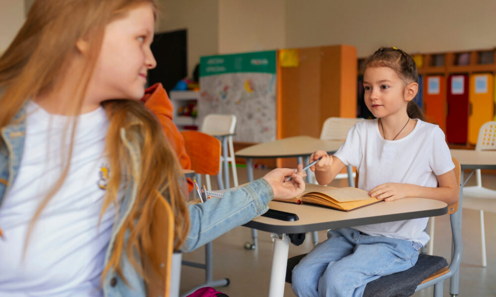 Девочка передает ручку