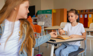 Девочка передает ручку