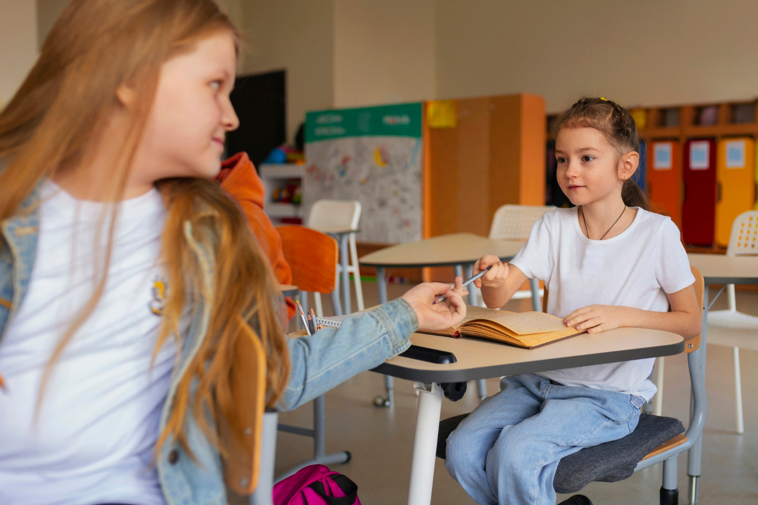 Девочка передает ручку