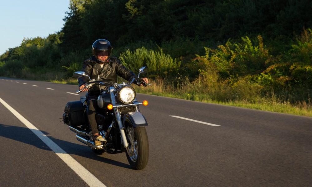 Мотоциклист едет по трассе