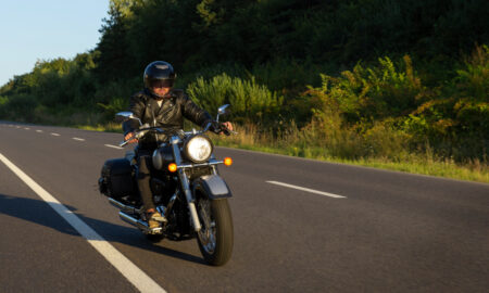 Мотоциклист едет по трассе