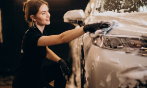 девушка моет автомобиль