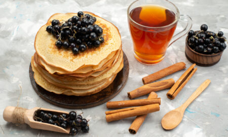 блины, ягоды, чай, корица