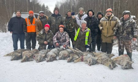 Охотники с добытыми волками