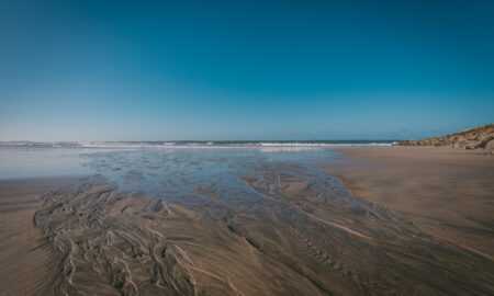 Море, тёмно-серый песок, вода