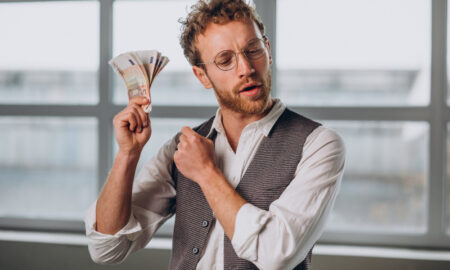 Мужчина с пачкой денег