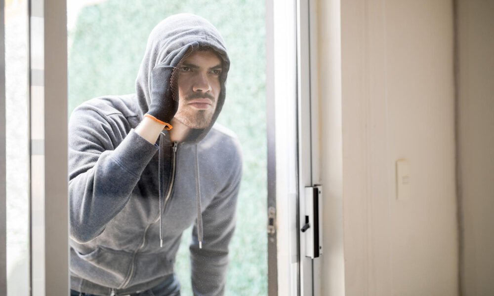 Вор заглядывает на кухню