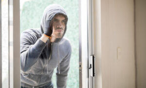 Вор заглядывает на кухню