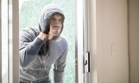 Вор заглядывает на кухню