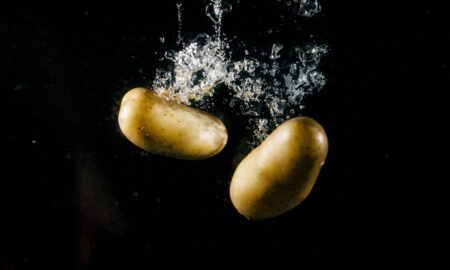 две картофелины в воде