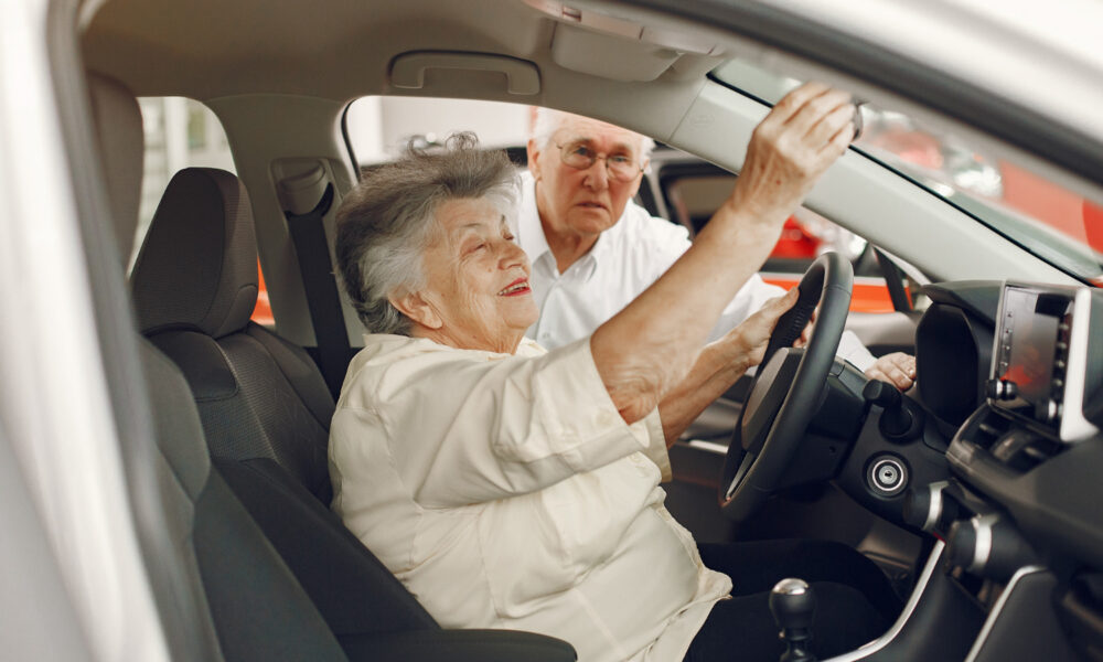Пожилая женщина за рулем автомобиля