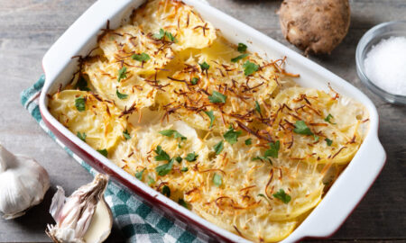 Картофельная лазанья в форме для запекания