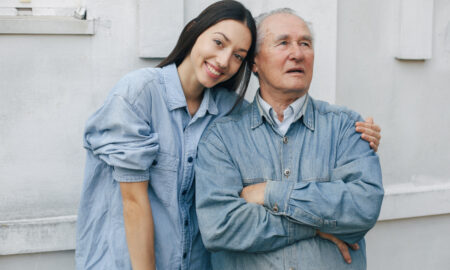 Пожилой мужчина с молодой девушкой