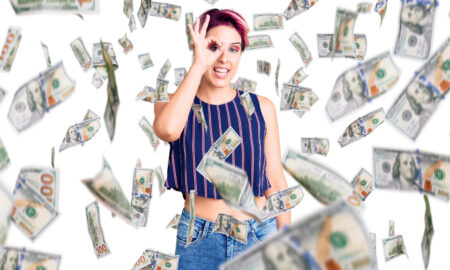 Девушка среди купюр