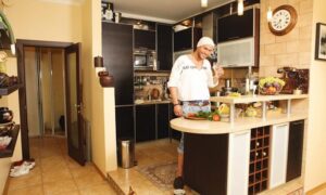 Актёр Максим Аверин в своей квартире