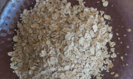 Хлопья овсянки на тарелке