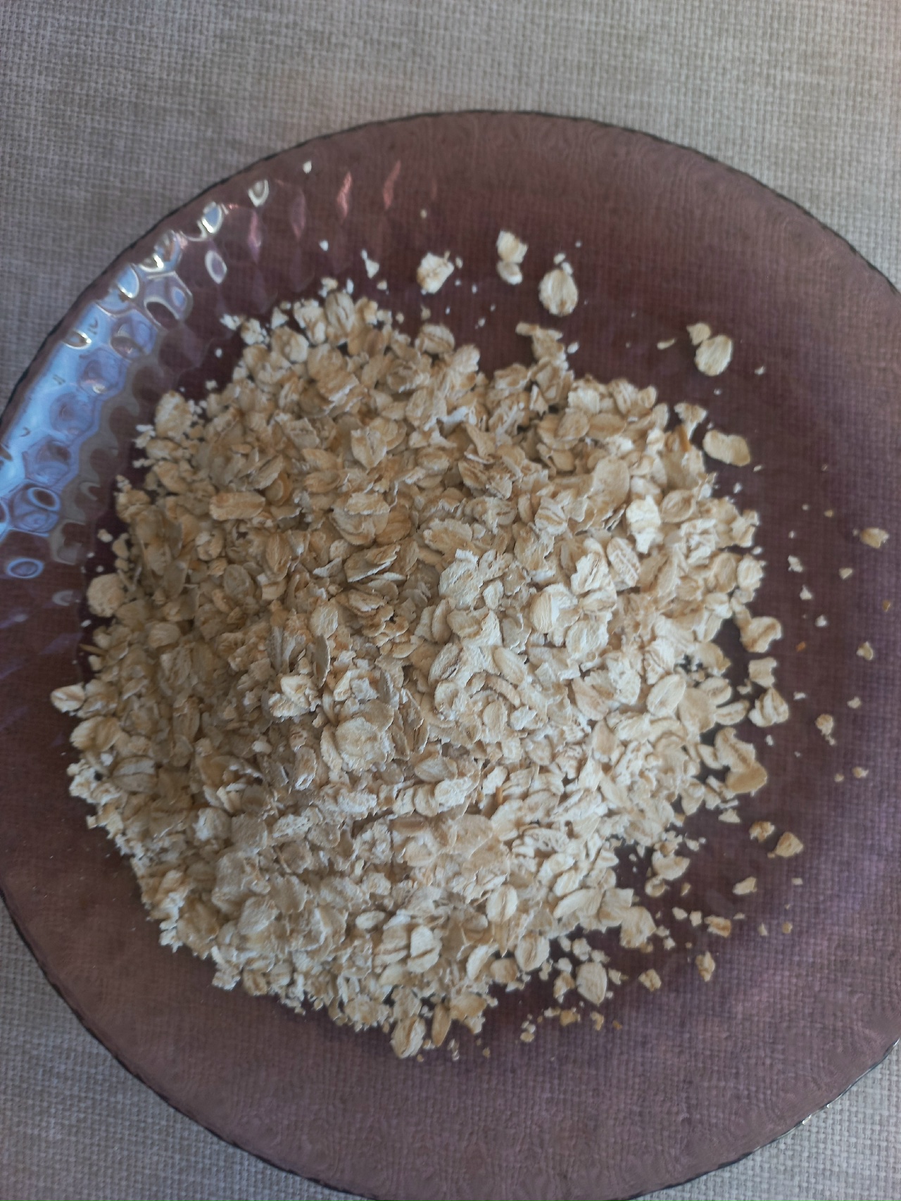 Хлопья овсянки на тарелке