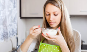 Девушка ест кашу на завтрак