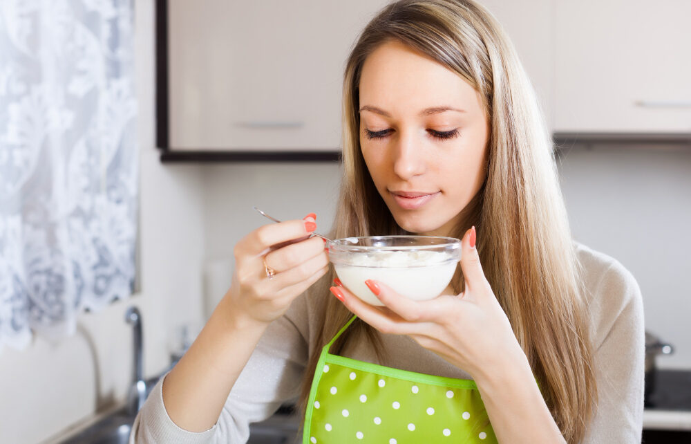 Девушка ест кашу на завтрак