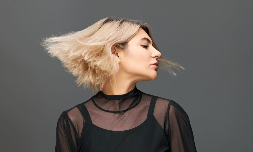 Девушка юлондинка с короткой стрижкой