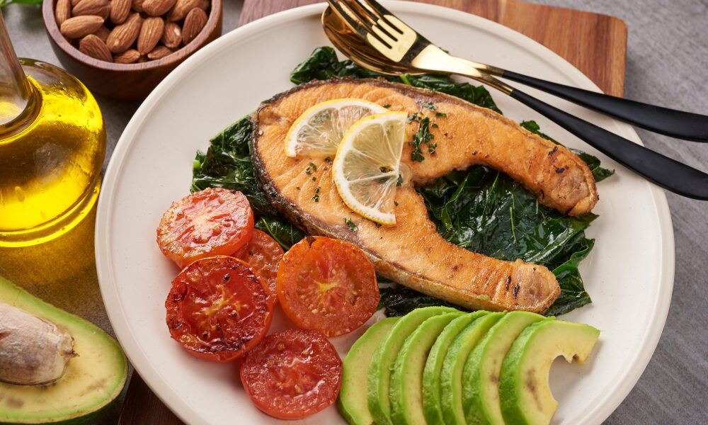Здоровый ужин из рыбы и овощей