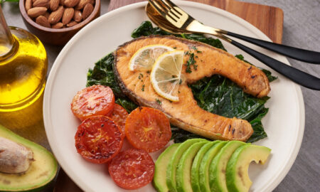 Здоровый ужин из рыбы и овощей