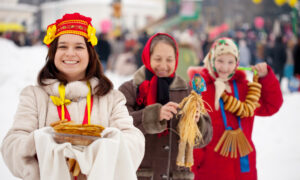 Женщины празднуют фестиваль Масленица