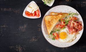 Яичница с беконом на столе