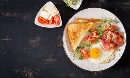 Яичница с беконом на столе