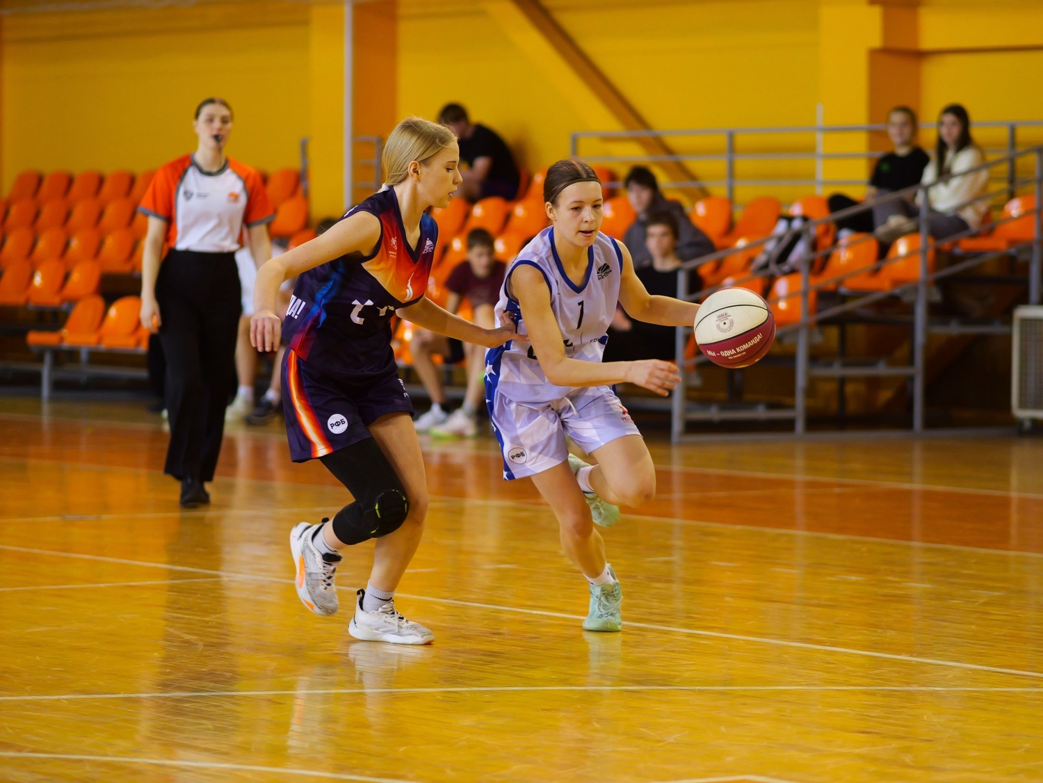 Юные баскетболистки