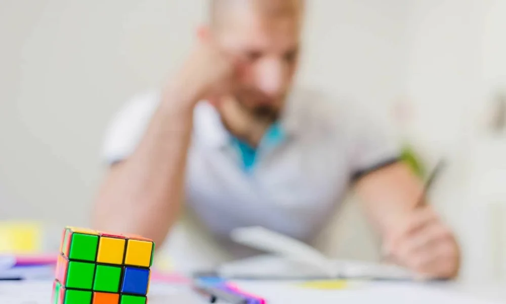 решает головоломку