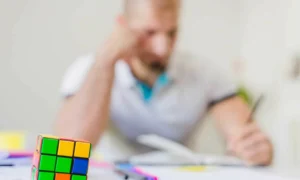 решает головоломку