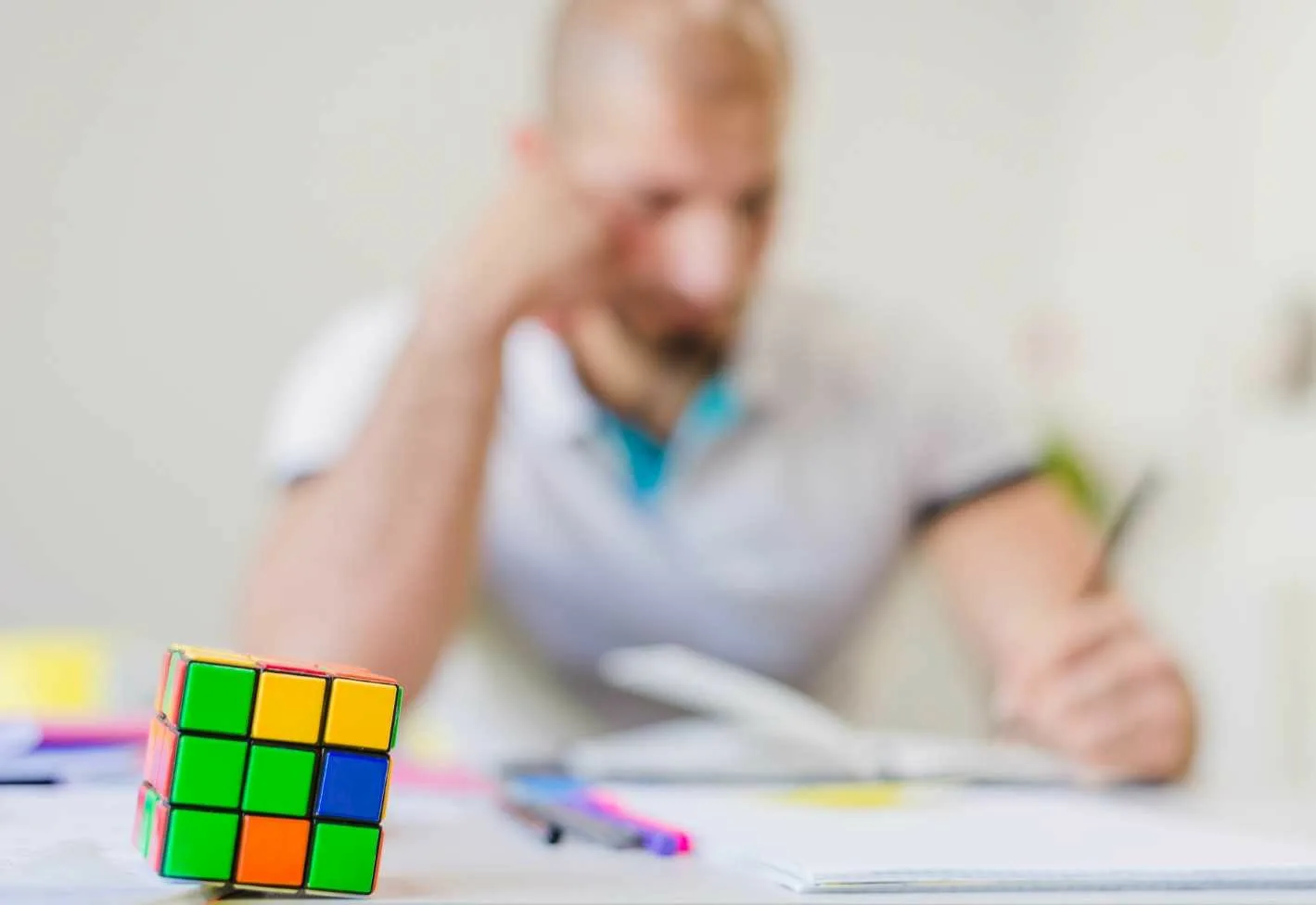 решает головоломку