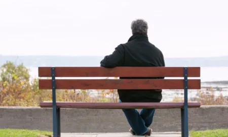 человек на скамейке