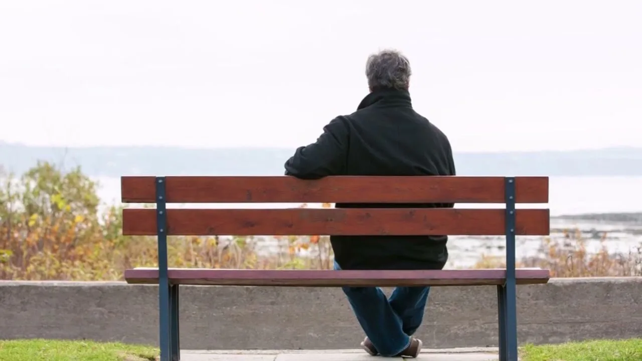 человек на скамейке