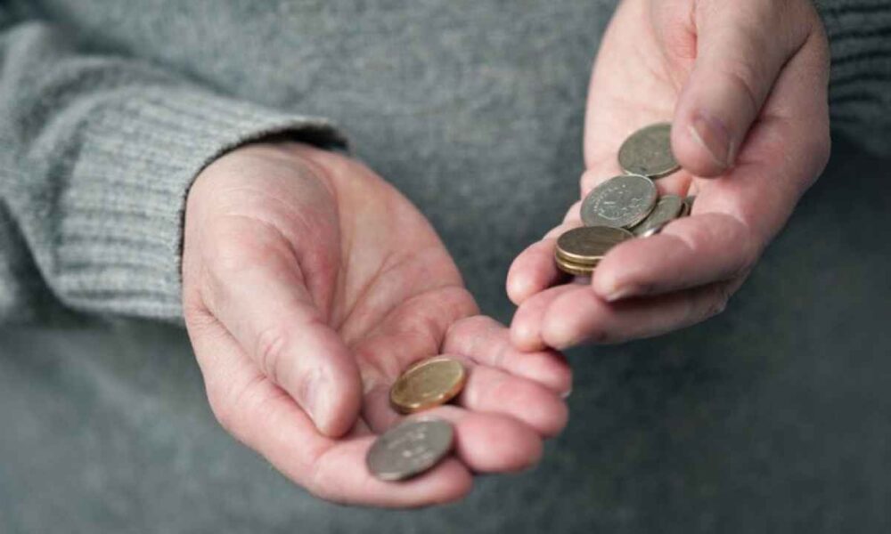 мелочь в руках