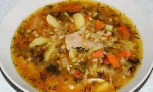 рассольник с курицей и перловкой